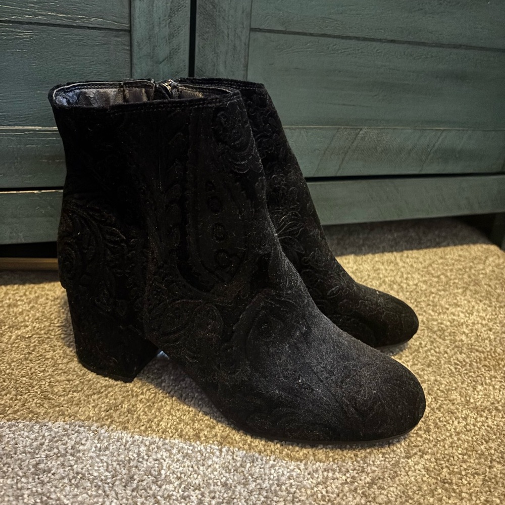 Women’s black boots